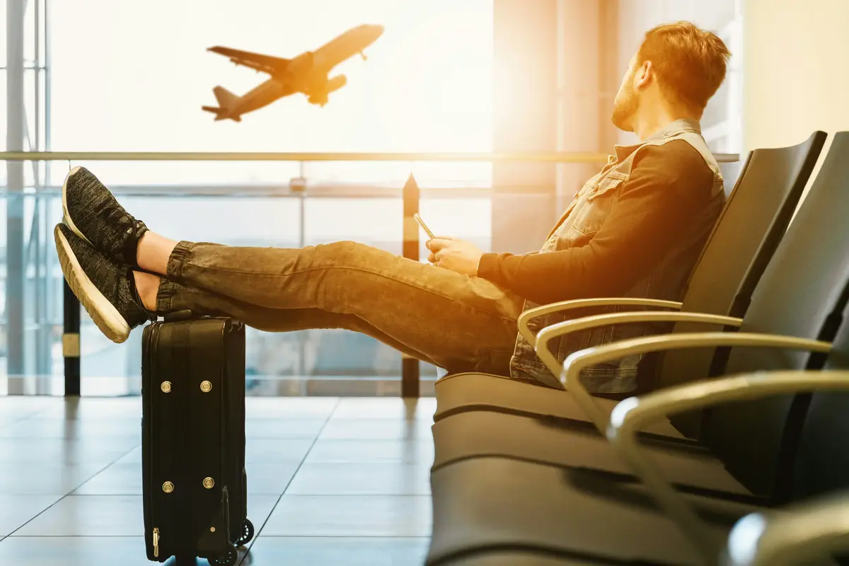 Voyageur avec ses bagages dans un aéroport